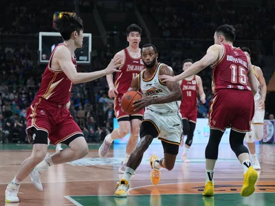 国安2比0完胜浙江 范双杰工体领鼓与球迷战吼